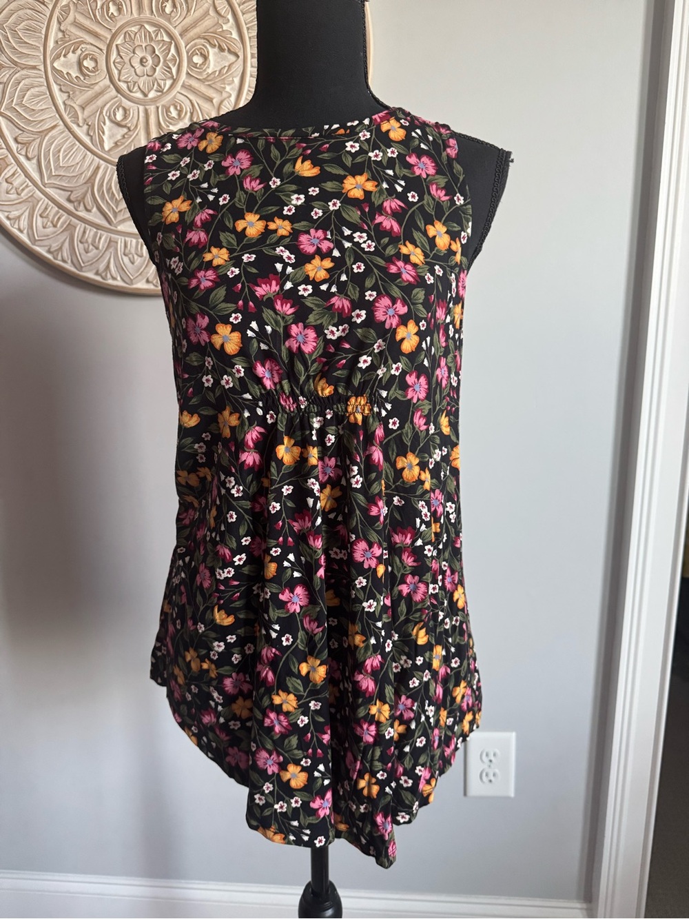 Like new size medium maternity Floral Sleeveless Women's Top
